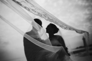 Silhouette mariés noir et blanc voile