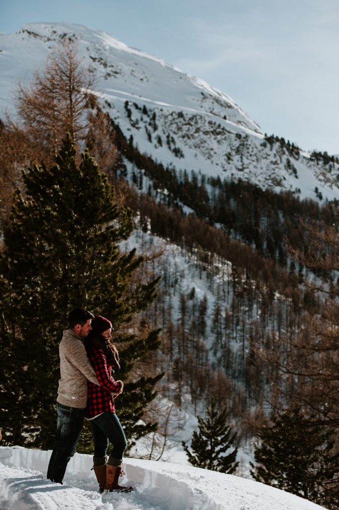 séance couple montagne paysage calin homme femme