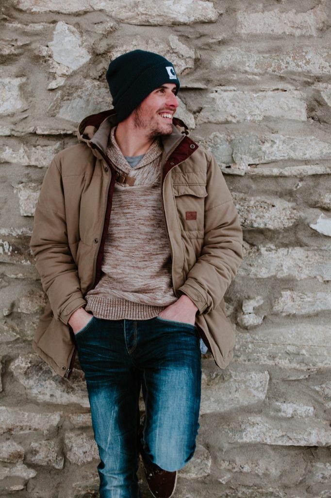 séance couple montagne portrait homme sourire carhartt