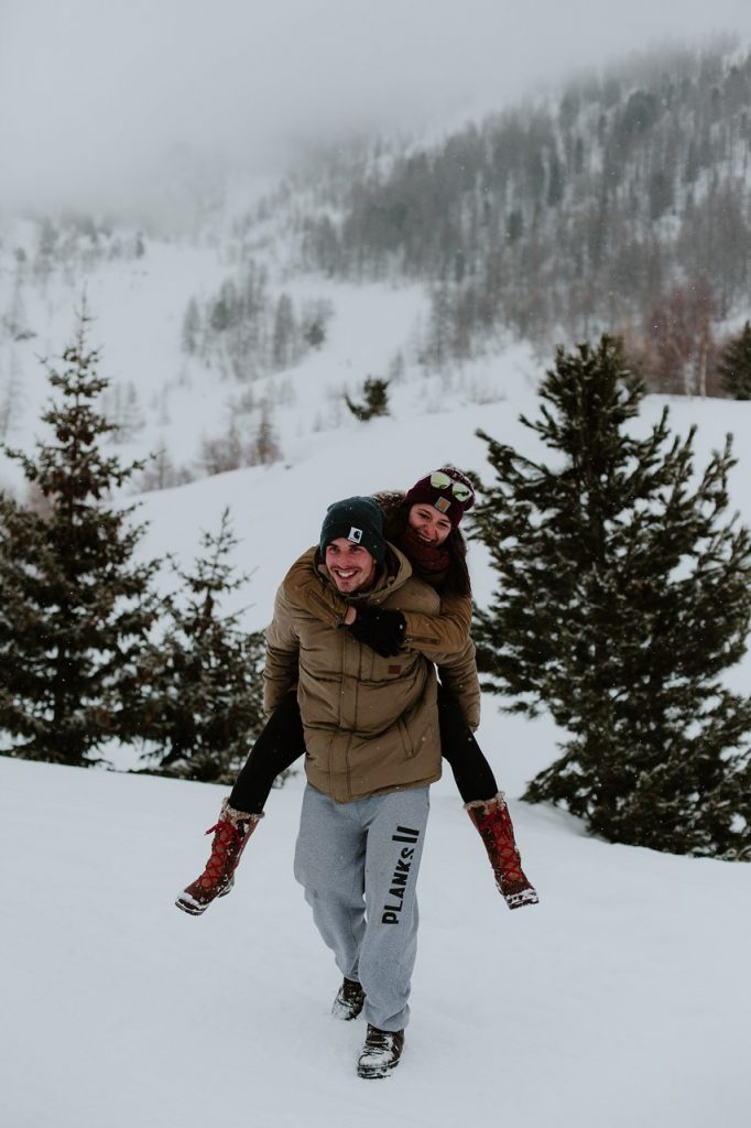 séance couple montagne jeux neige complicité