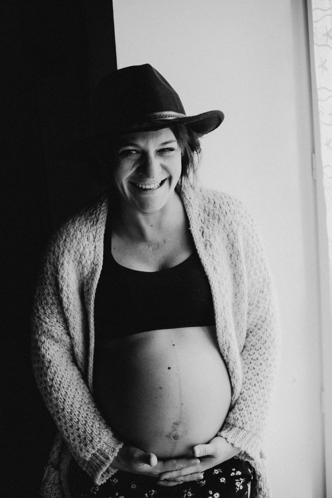 séance maternité intimiste maison future maman sourire