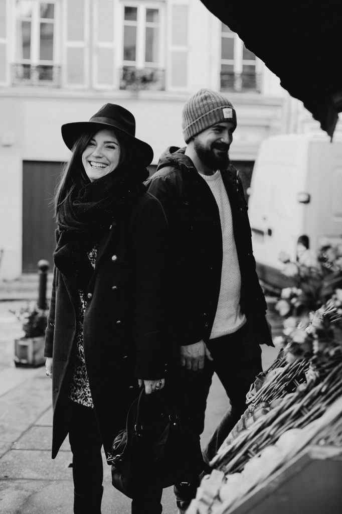 séance photo couple montmartre marche de la butte rires noir et blanc