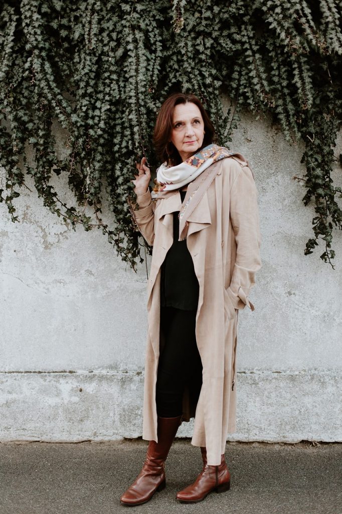 Portrait femme extérieur rue plantes Portrait femme extérieur rue plantes