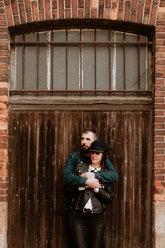 séance couple rock nantes porte bâtiment désafecté