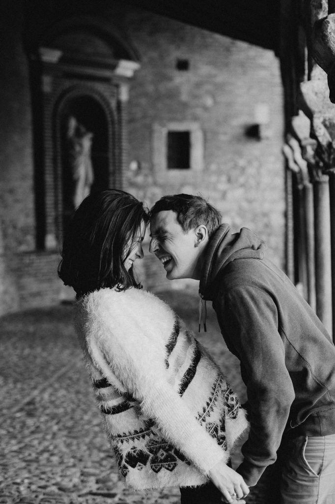 Séance engagement Albi futurs mariés abbaye rires noir et blanc
