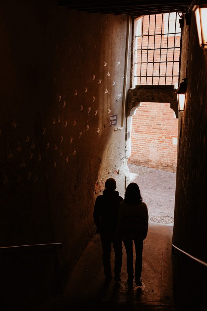 Séance engagement Albi futurs mariés escalier silhouettes