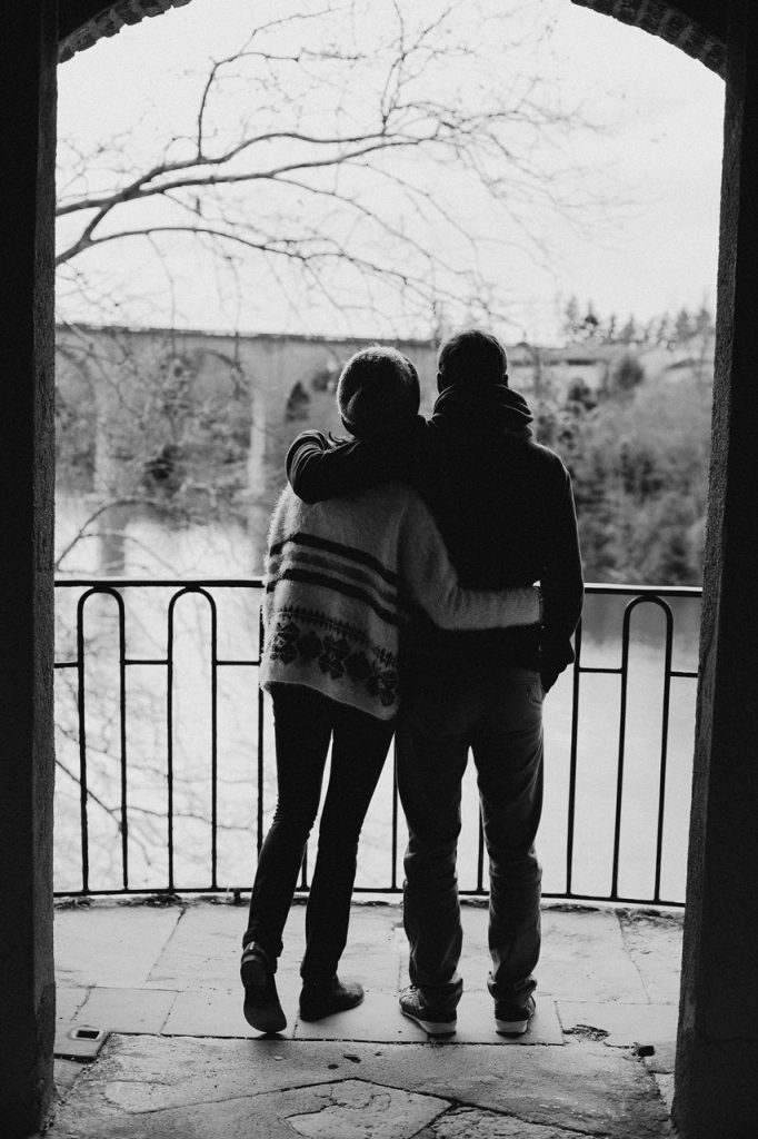 Séance engagement Albi futurs mariés calin balcon noir et blanc