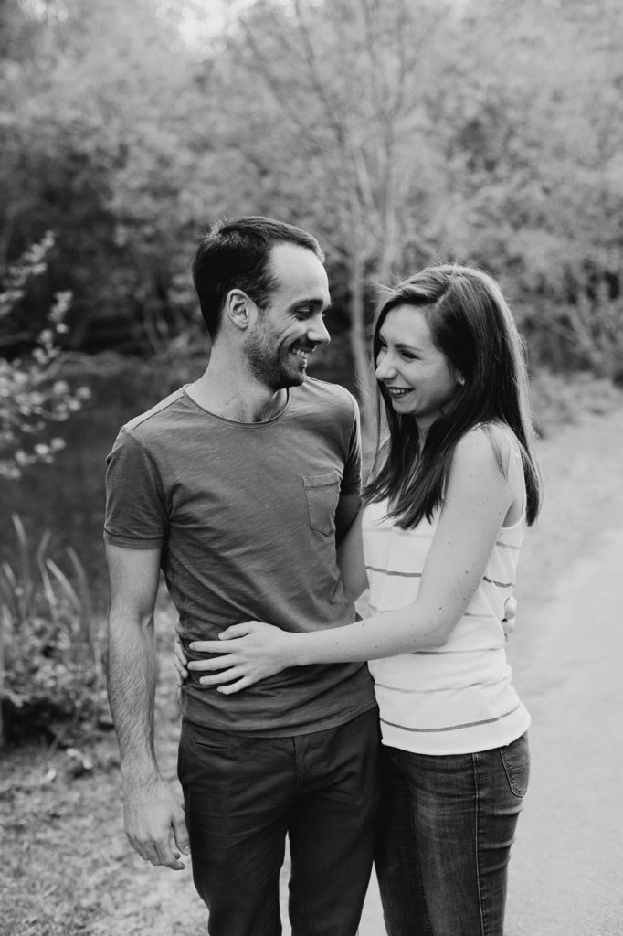 séance-engagement-couple-nantes-rires-noir-et-blanc