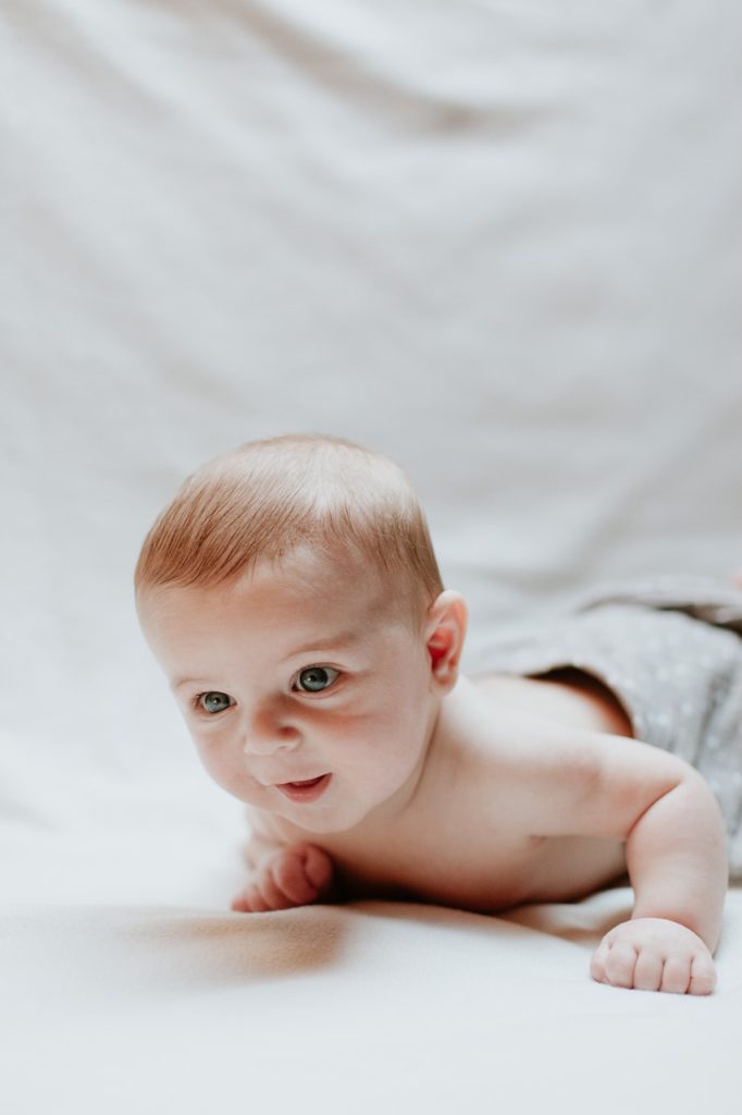 séance-famille-maison-portrait-bébé-sourire
