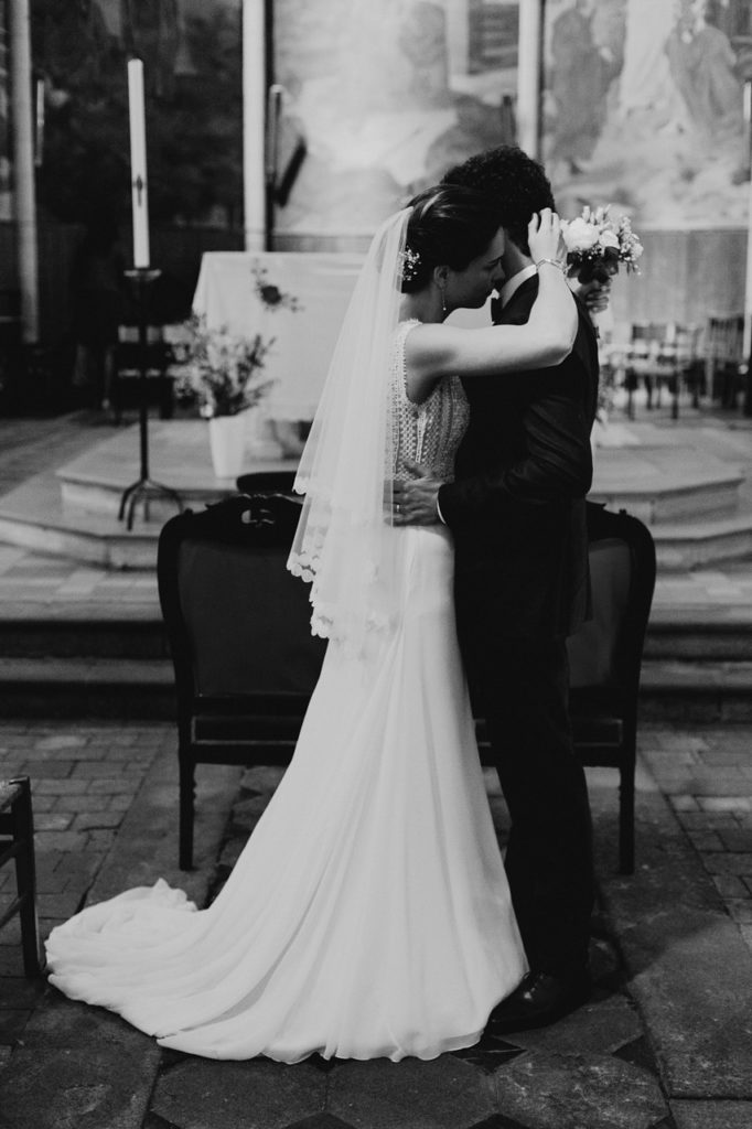 mariage angers église calin mariés noir et blanc