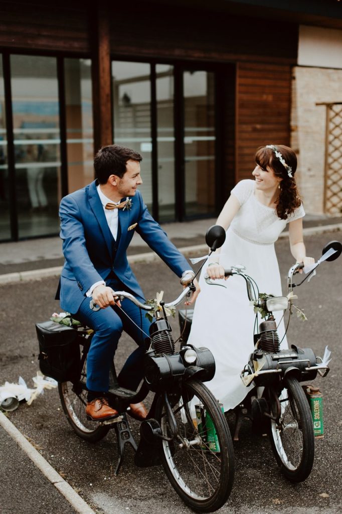 Mariage bohème nantes mariés mobylettes