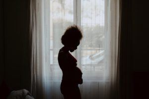 séance maternité femme enceinte silhouette fenêtre paris