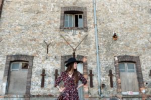 Portrait femme ville chapeau robe