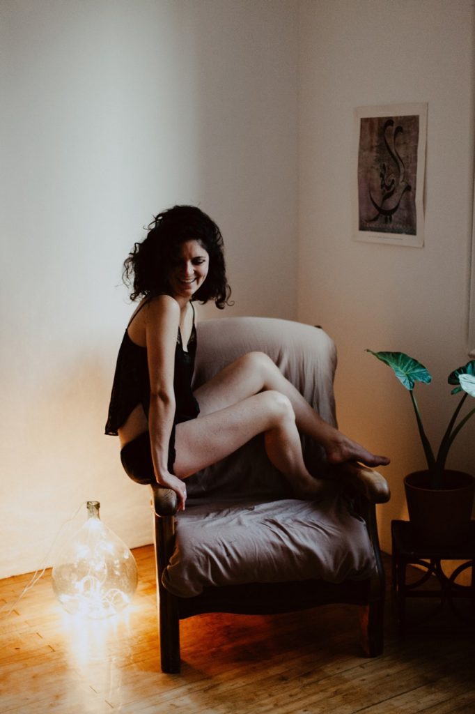 séance portrait femme intimiste cocooning rires corps