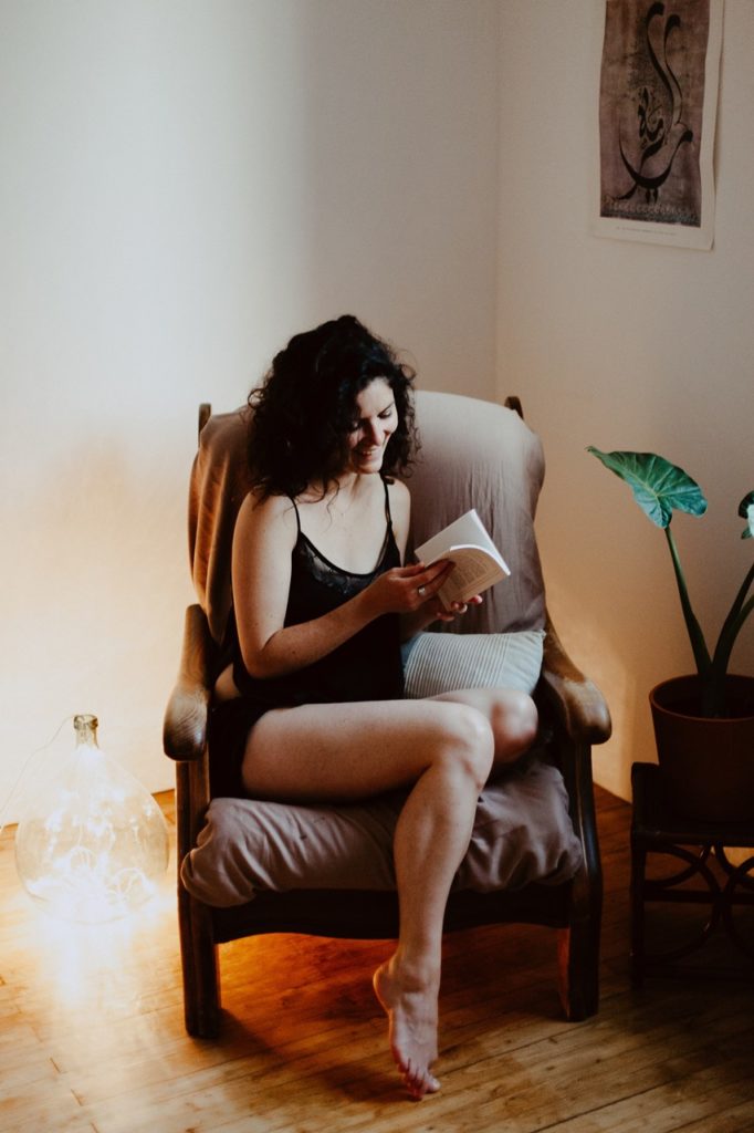 séance portrait femme intimiste lecture 