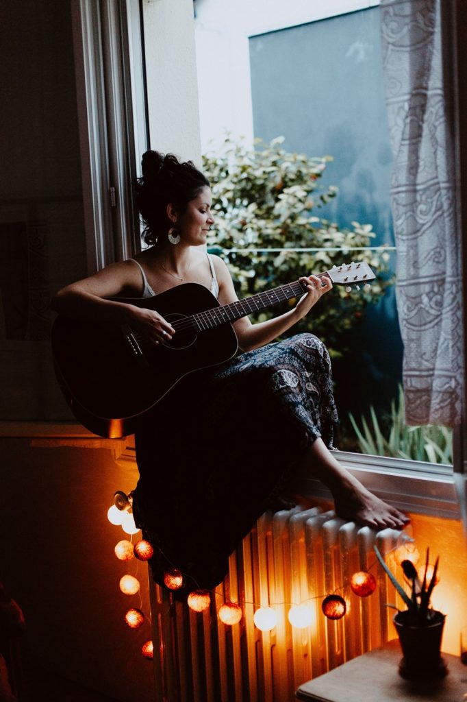 séance portrait femme intimiste fenêtre guitare guirlande lumière
