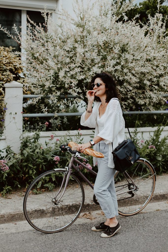 séance portrait lifestyle extérieur bicyclette french style baguette
