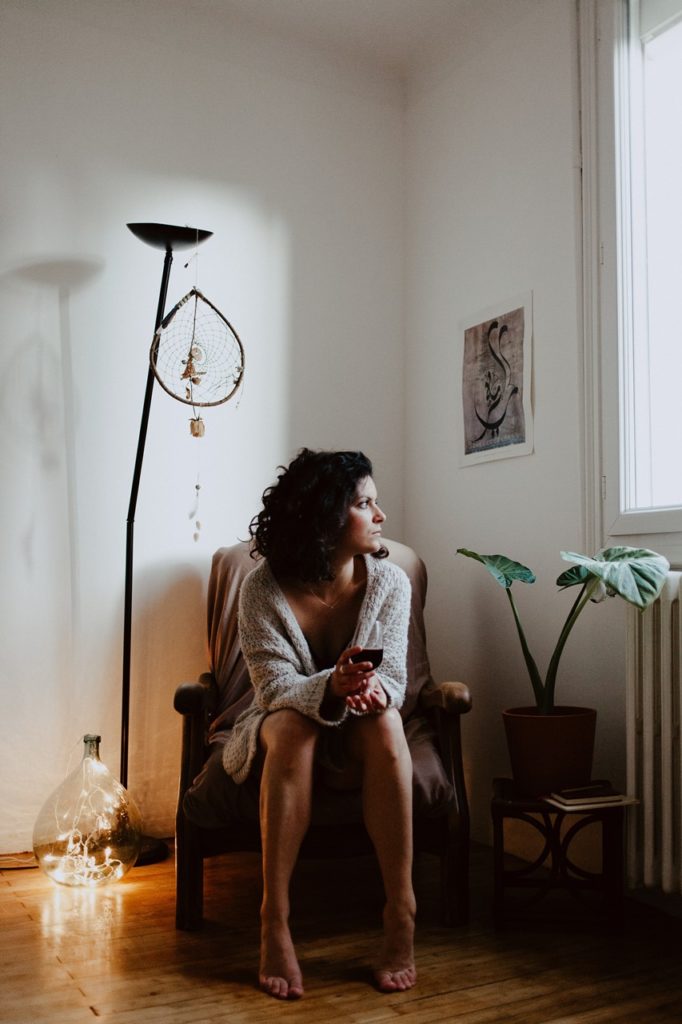 séance portrait intimiste maison lumière regarde fenêtre