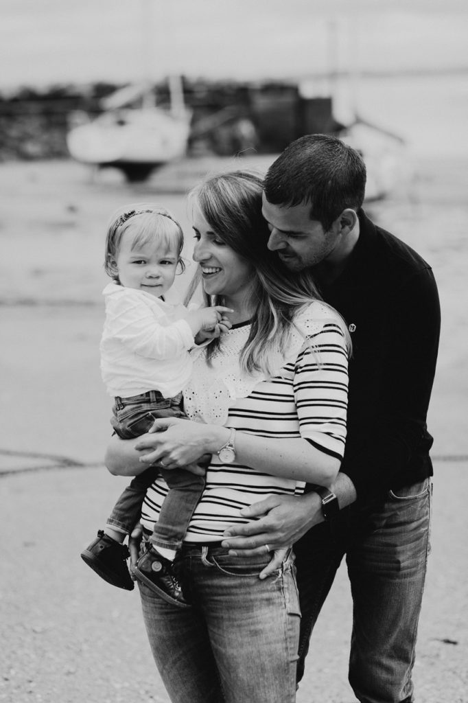 séance famille lifestyle mesquer plage portrait parents enfant noir et blanc