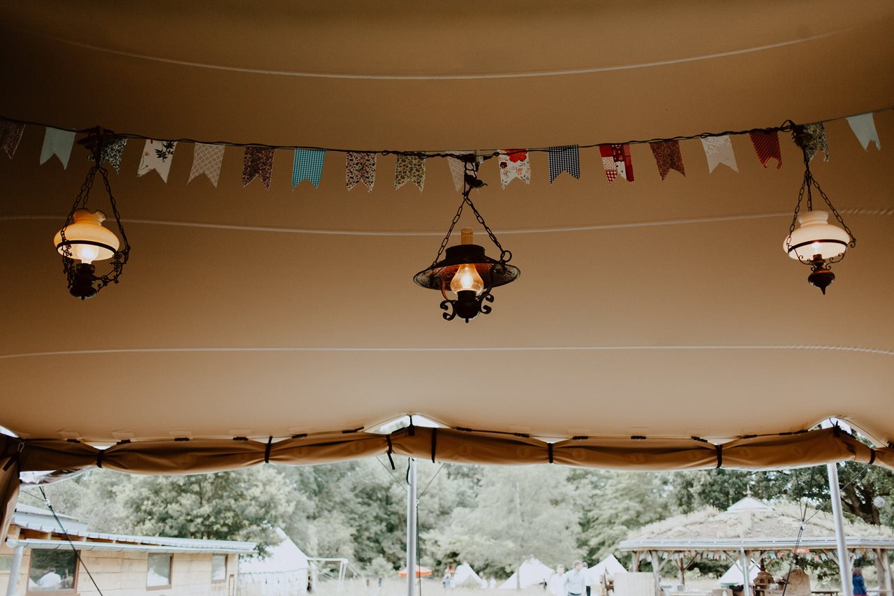 mariage-alternatif-nature-escampette-tente-fanions-lanternes