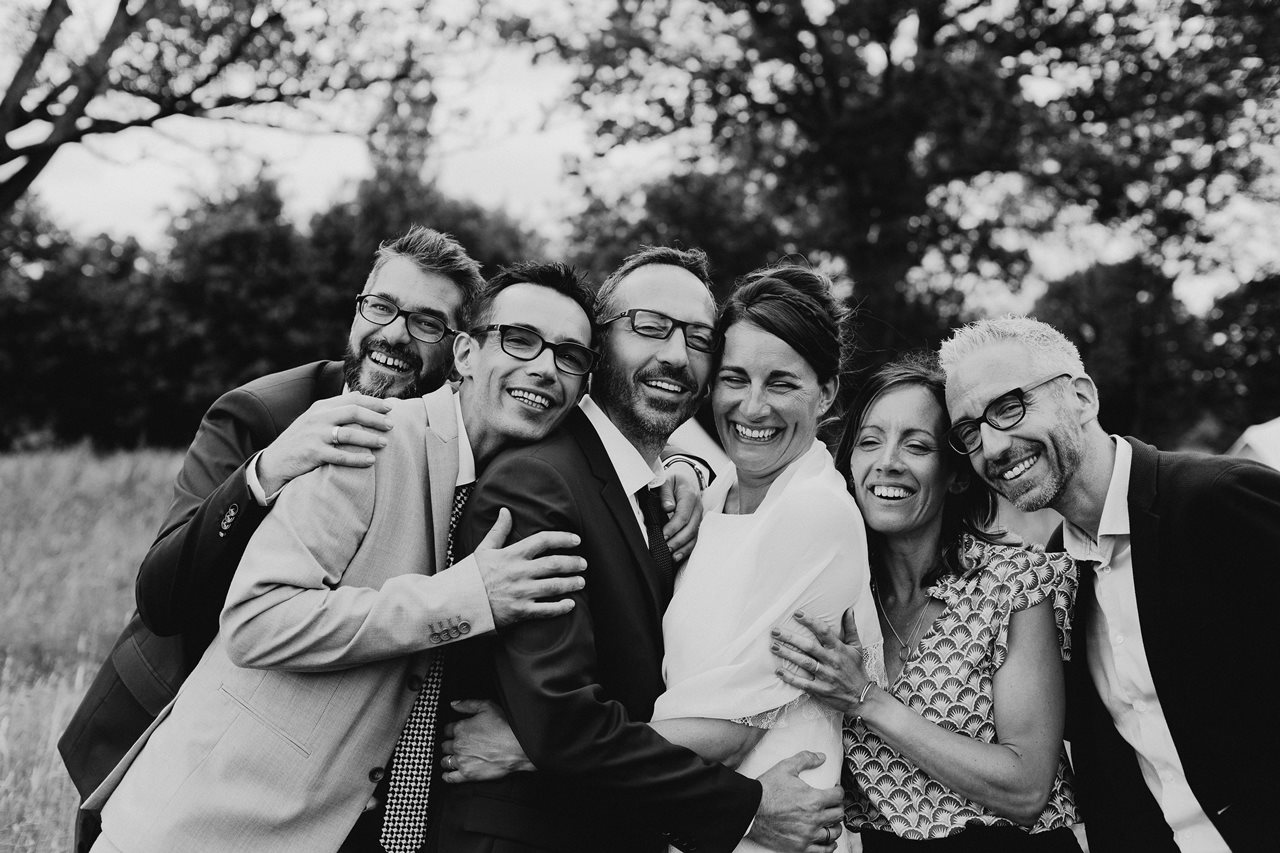 mariage-alternatif-nature-escampette-photo-témoins-rires-noir-et-blanc