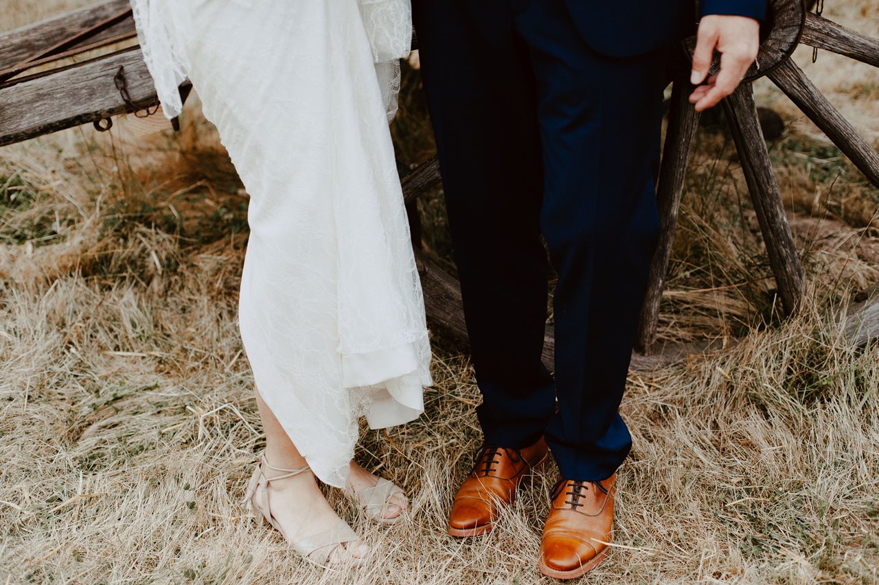 mariage-alternatif-nature-escampette-chaussures-mariés