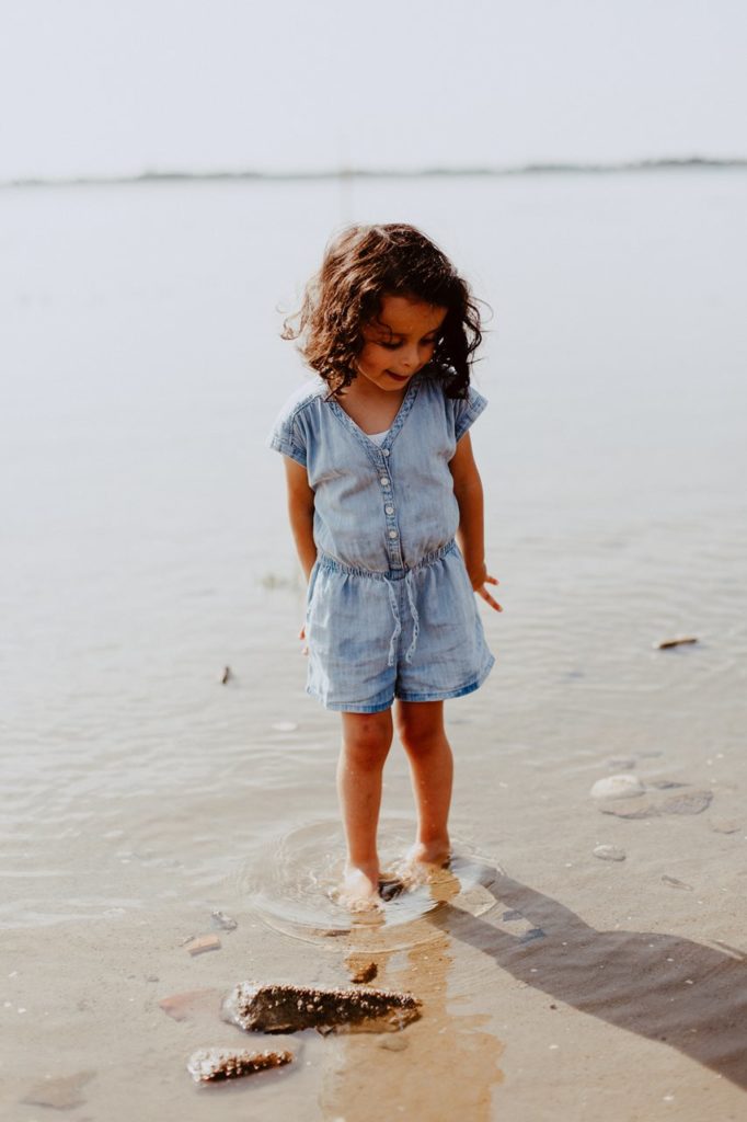 séance-photo-famille-La-Turballe-portrait-petite-fille-mer