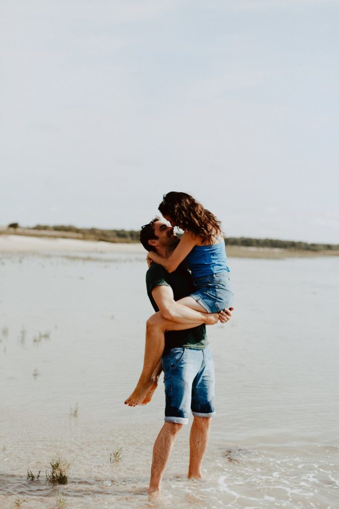 séance-photo-famille-La-Turballe-couple-bisou-fusion