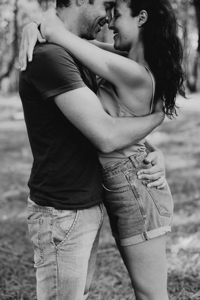 séance-photo-famille-La-Turballe-couple-passion-peau-a-peau-noir-et-blanc