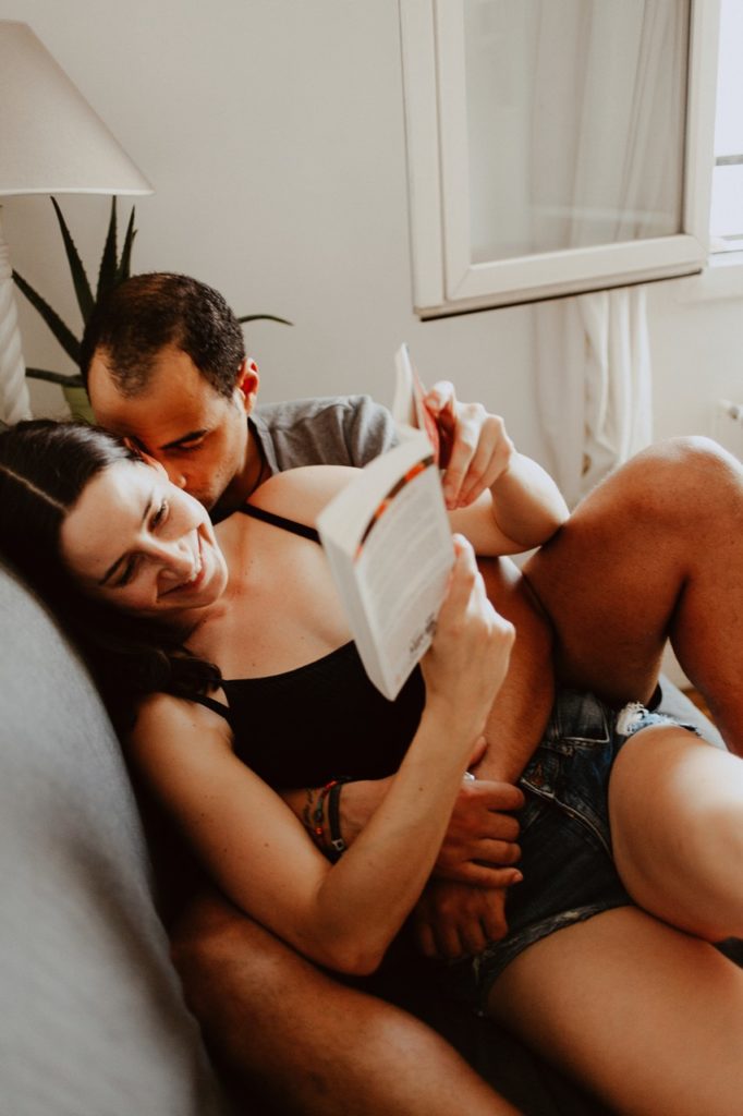 seance-couple-intimiste-maison-détente-canapé-moment-calin