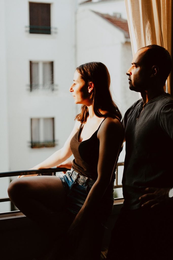 seance-couple-intimiste-maison-fenêtre-pause-cigarette