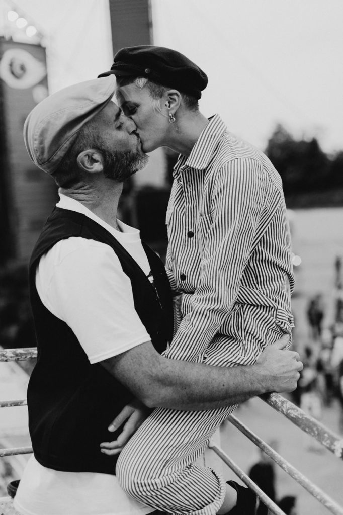 seance couple Nantes Transfert bisou amoureux noir et blanc