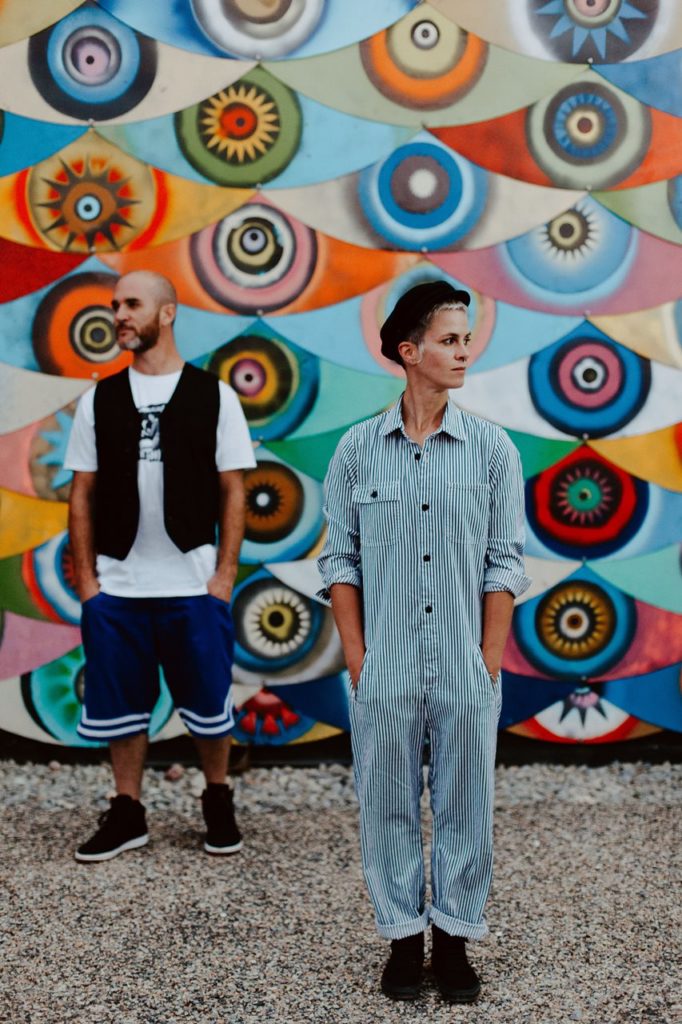 seance couple Nantes Transfert portrait amoureux décalé mur oeil coloré original