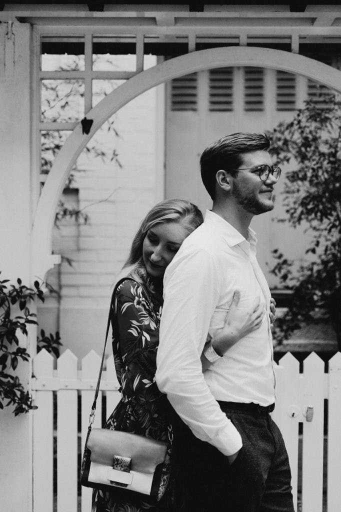 seance engagement paris montmartre couple calin façade maison noir et blanc