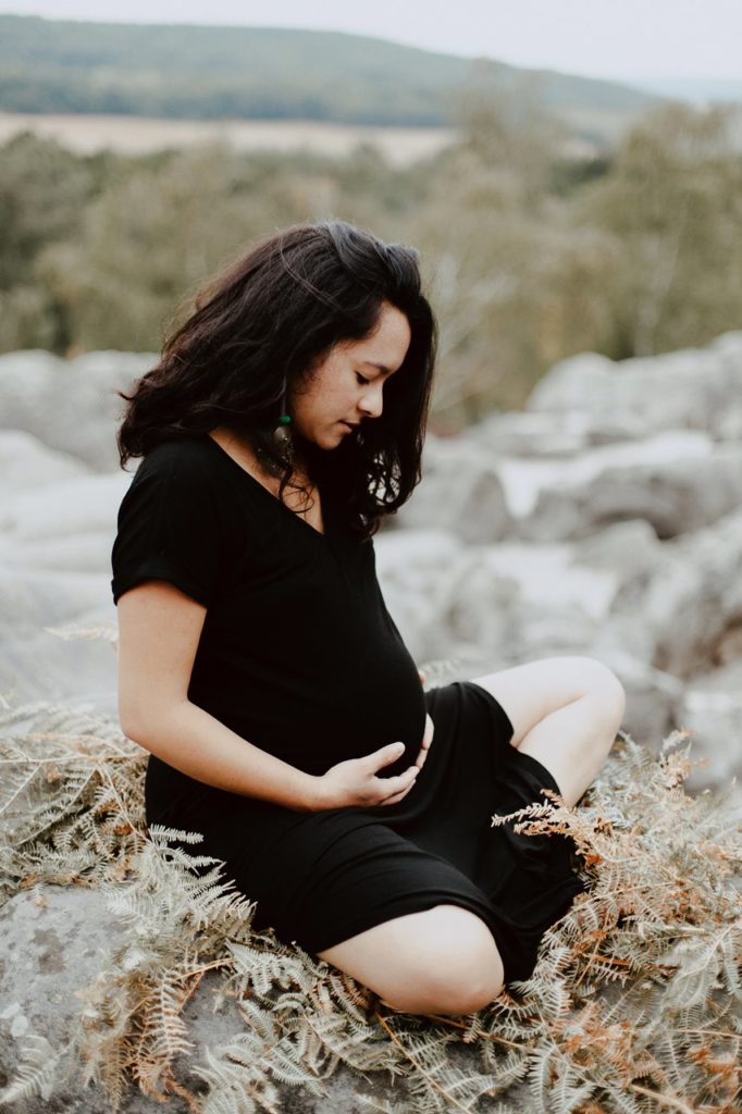seance-maternité-nature-femme-enceinte-rocher-fougères