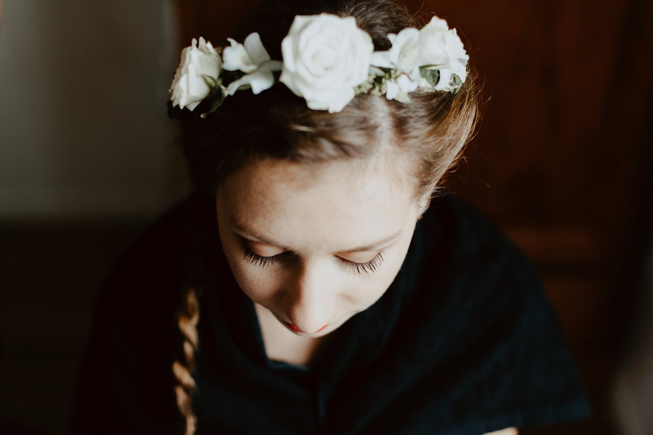 Photographie mariage préparation de la mariée portrait couronne de fleurs