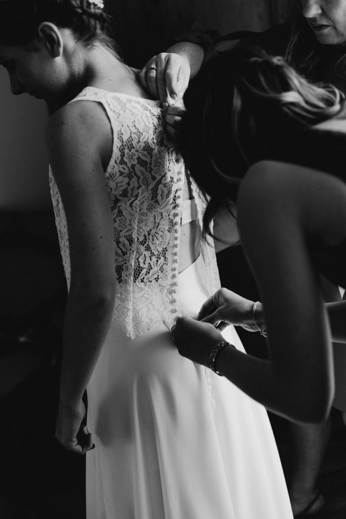 Photographie mariage préparation robe mariée détails noir et blanc