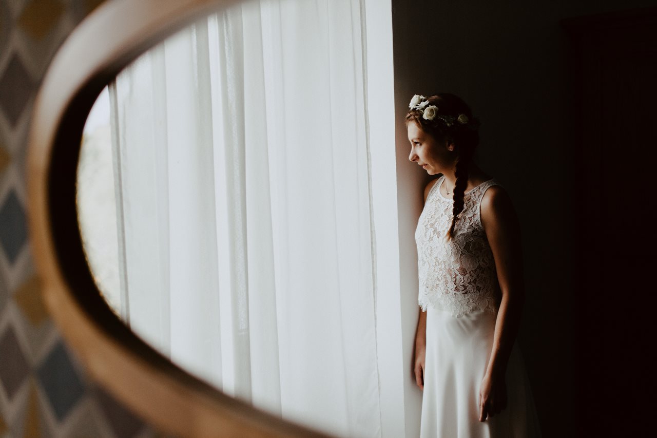 Photographie mariage préparation portrait mariée fenêtre miroir