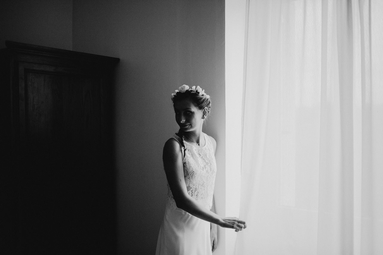 Photographie mariage préparation portrait mariée fenêtre noir et blanc