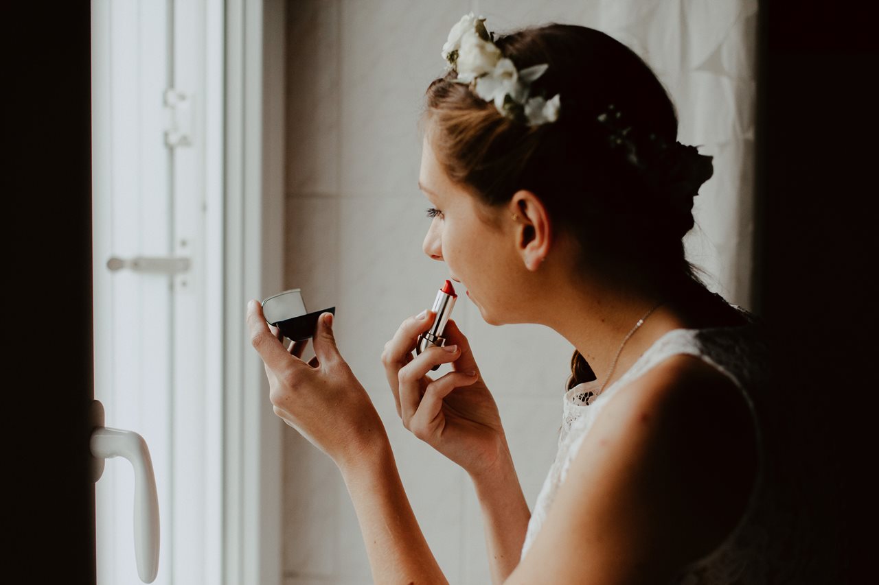 Photographie mariage préparation mariée maquillage rouge à lèvre 
