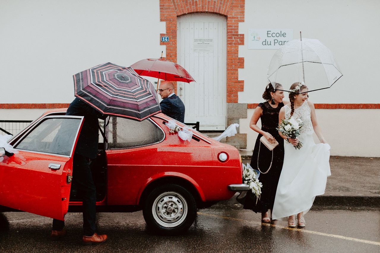 Photo mariage arrivée mariée mairie voiture ancienne pluie parapluie 