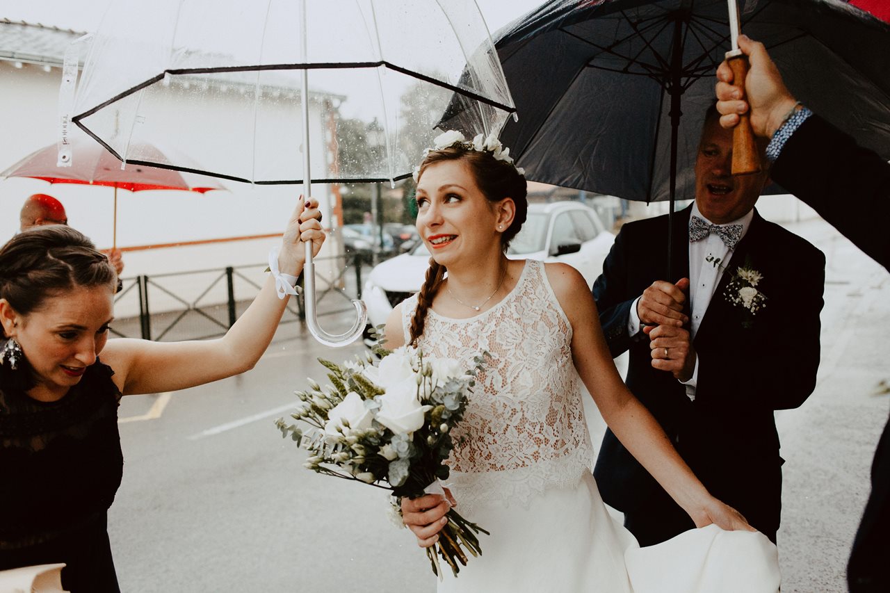 Photo mariage arrivée mariée mairie parapluies