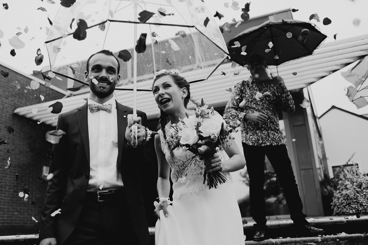 Photo mariage sortie marie parapluie noir et blanc