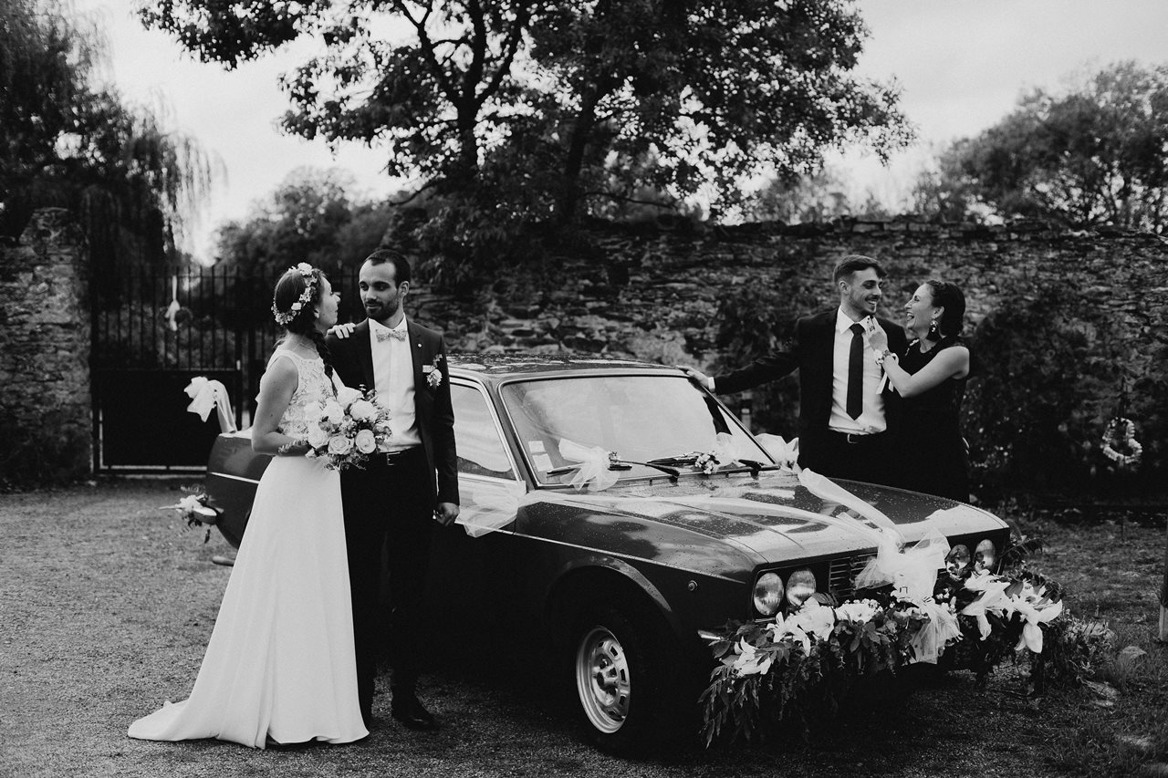 Mariage champêtre guermiton photo groupe voiture ancienne noir et blanc