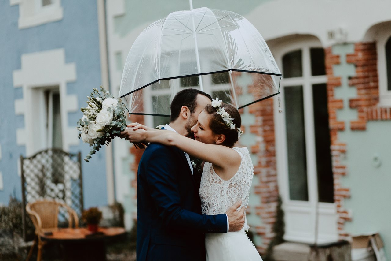 Mariage champêtre photo mariés bisou parapluie