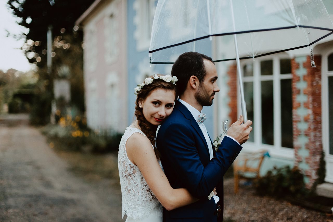 Mariage champêtre portrait mariés parapluie