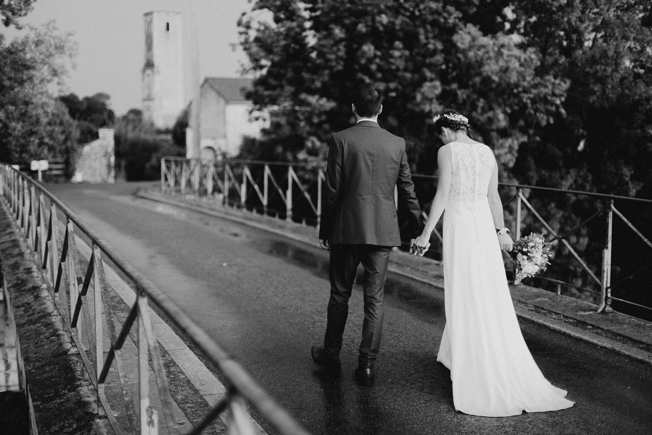 Mariage champêtre photo mariés de dos sur un pont noir et blanc
