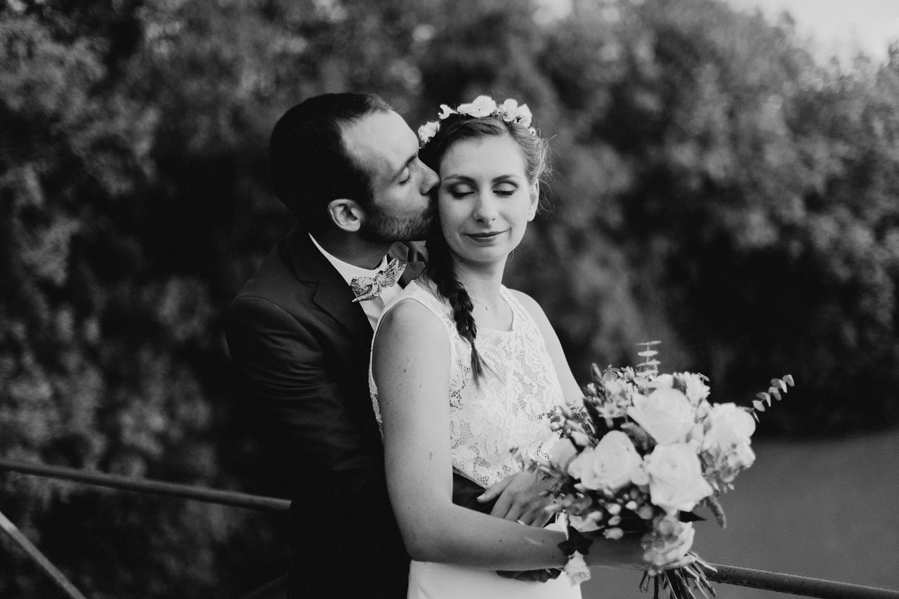 Mariage champêtre photo mariés bisou noir et blanc