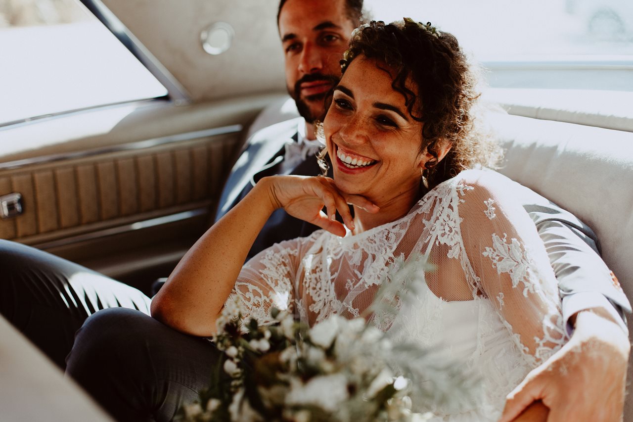 portrait femme mariée sourire dans voiture buick electra 225 