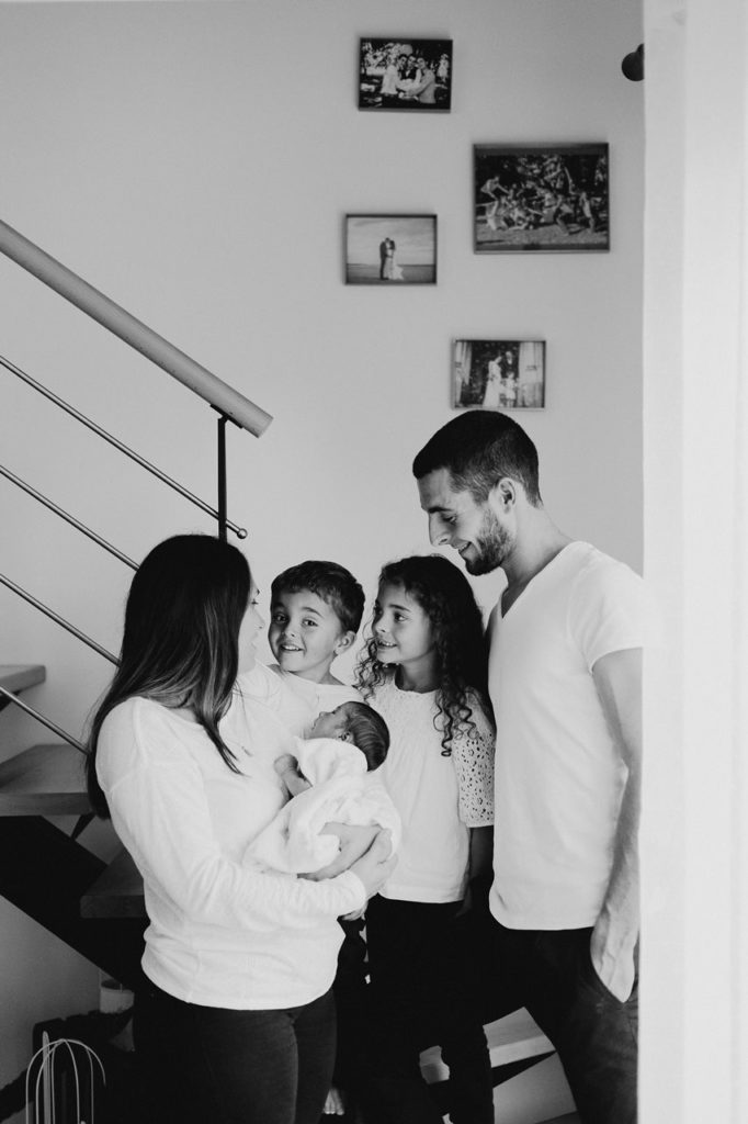 séance famille nouveau-né lifestyle portrait parents enfants rires noir et blanc